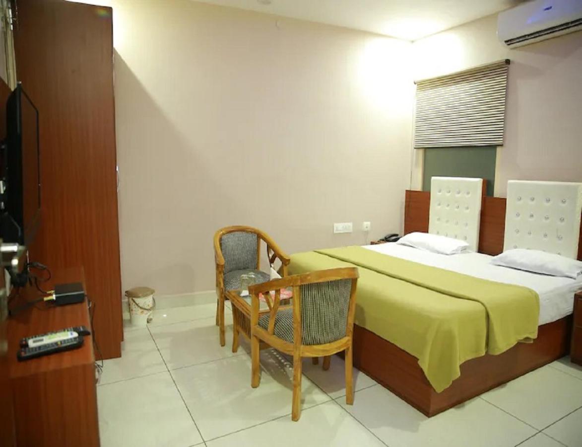 Hotel Kings, Rohtak Екстериор снимка